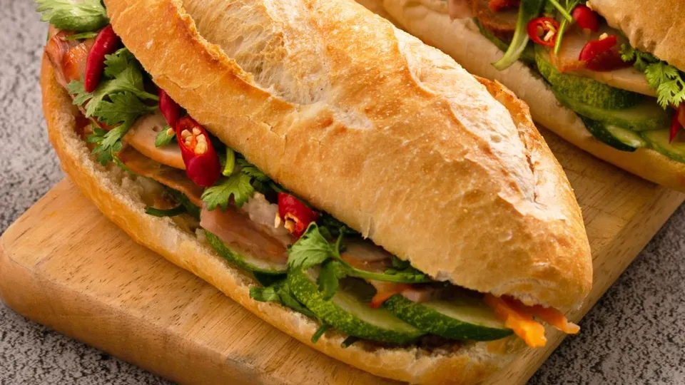 Tagliere di legno con Bahn Mi, piccole baguette ripiene tipiche del Vietnam